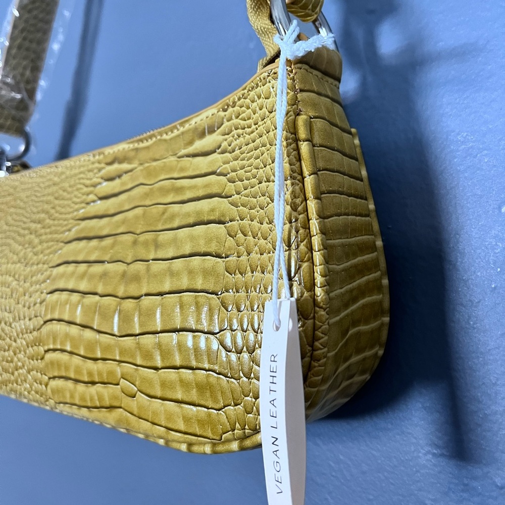 Super cute mustard yellow shoulder bag !